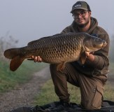 Vass Fishing Culture Jogger Active Edition Carp Angler Holding Fish